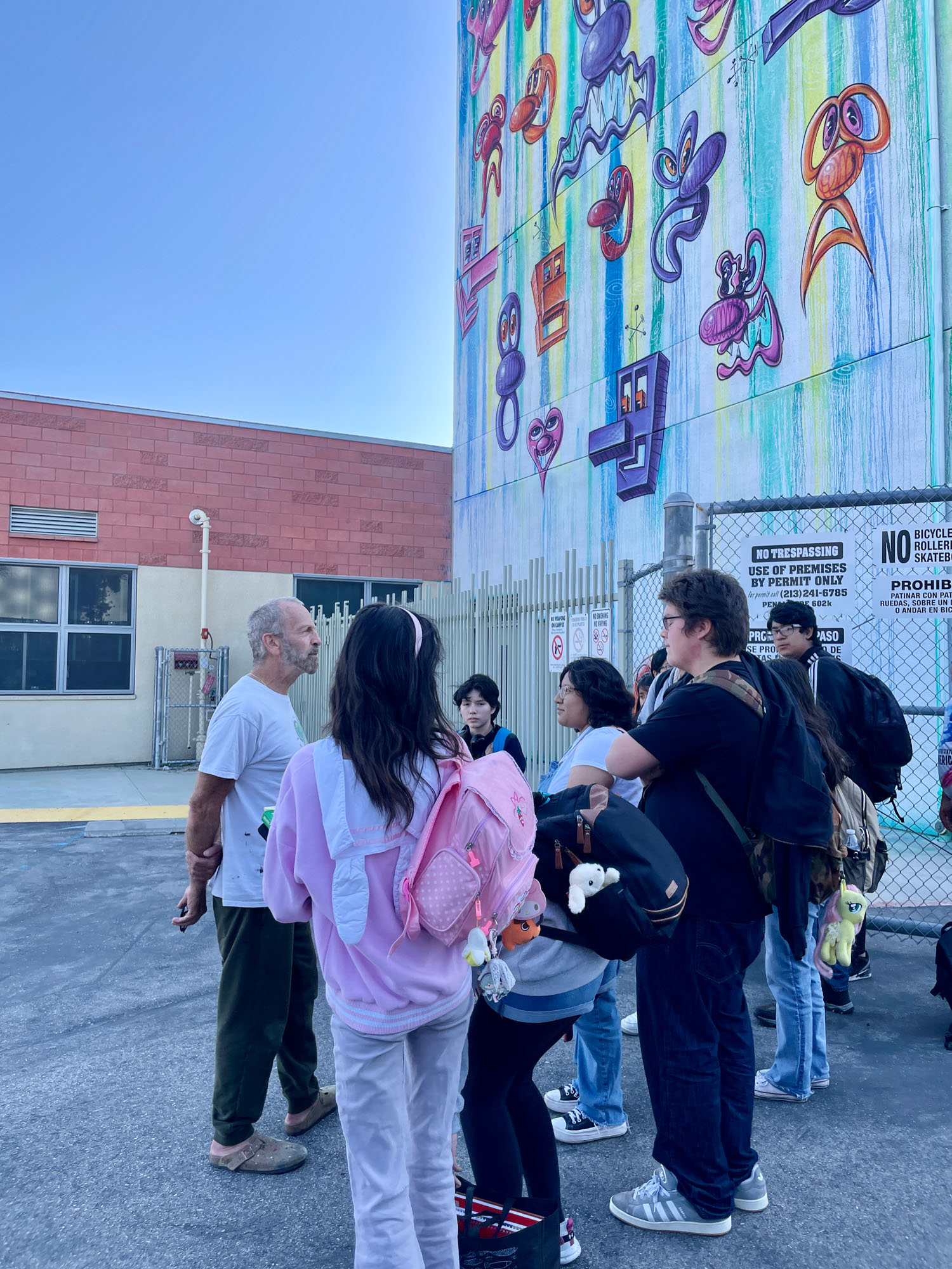 Kenny Scharf speaks with students